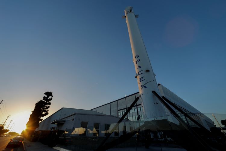SpaceX Маска строит шпионскую спутниковую 